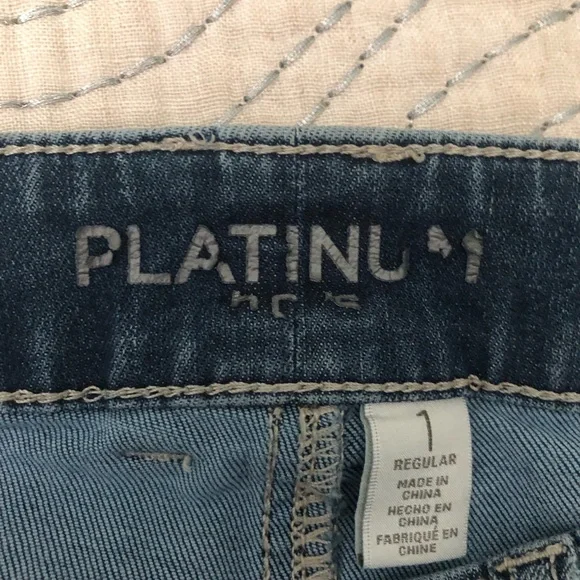 Platinum jean shorts, perfectly faded, can be worn with raw edge or rolled up - Picture 12 of 12
